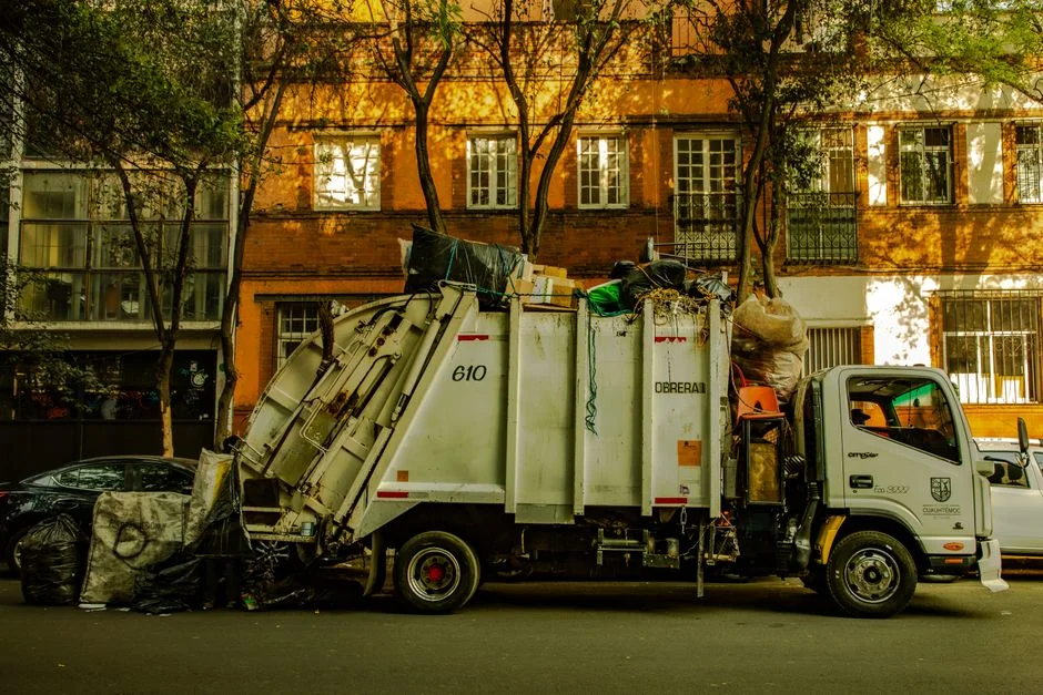 Cleaner en train d’entretenir le sol dans un laboratoire